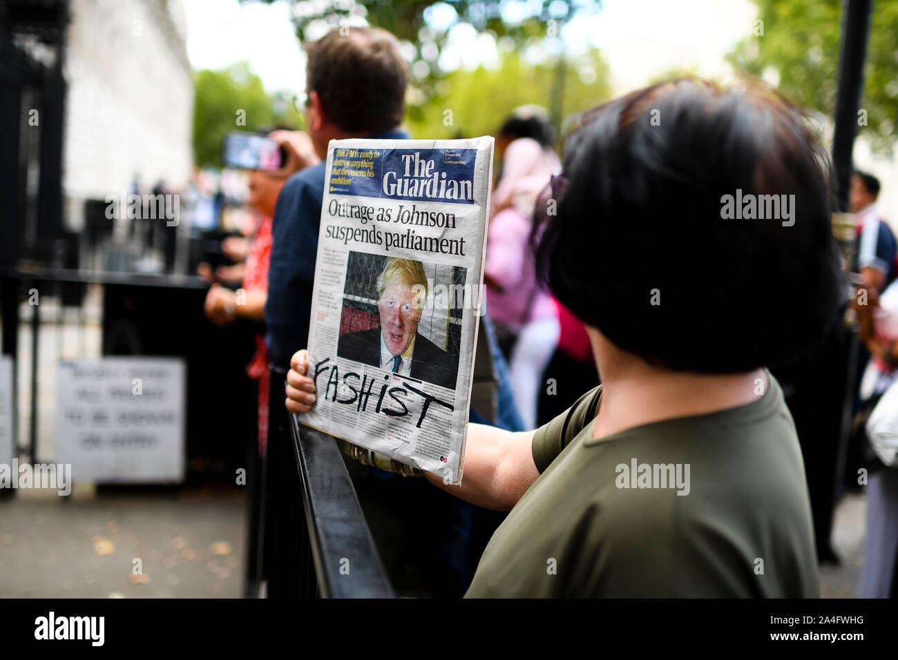 Londres, Royaume-Uni. Un manifestant tenant une photo de Boris Johnson avec 'Fashist' écrit dessus à l'extérieur de Downing Street. Banque D'Images