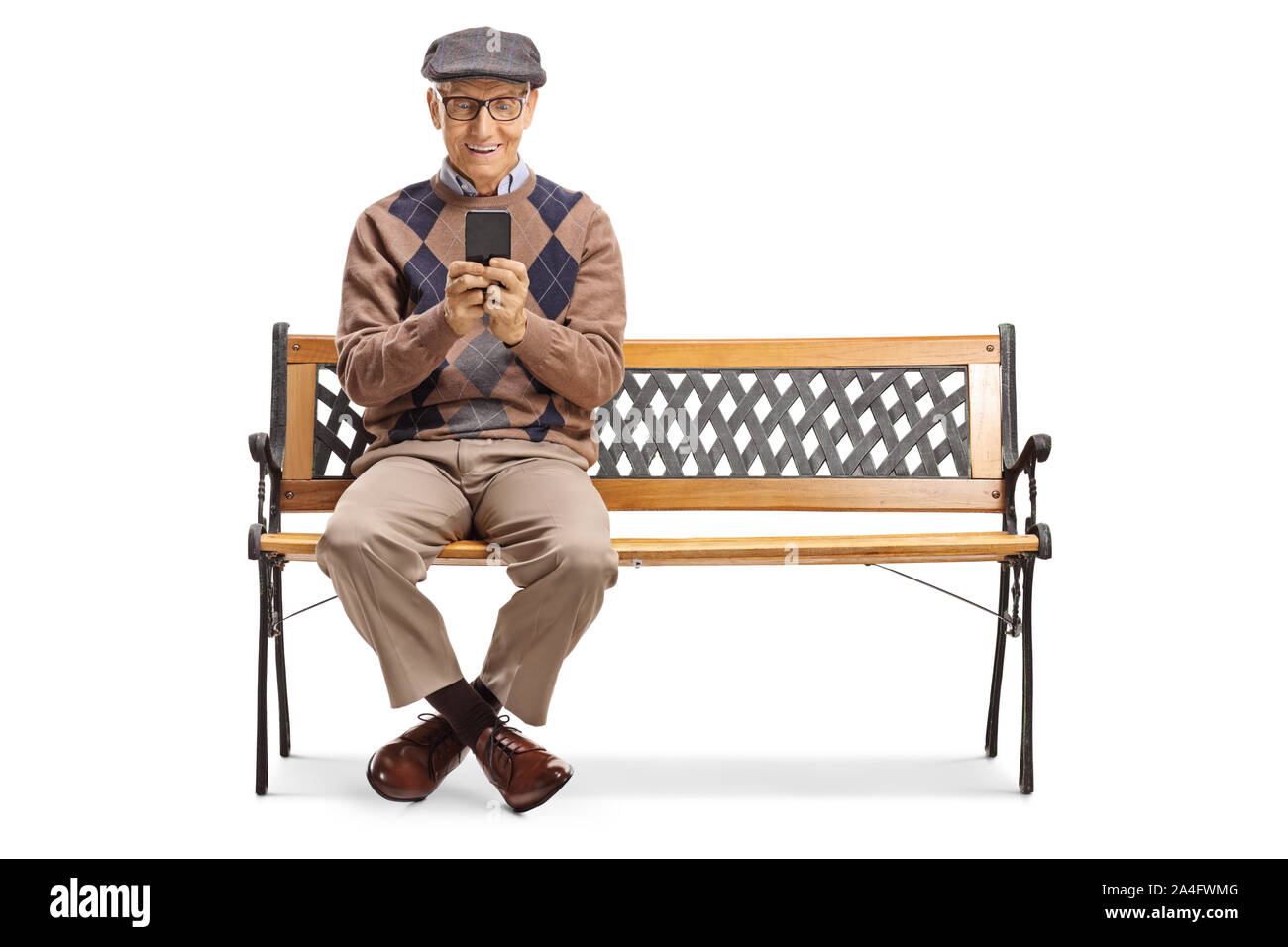 Longueur totale de capture d'un vieux monsieur assis sur un banc et l'utilisation d'un téléphone mobile isolé sur fond blanc Banque D'Images