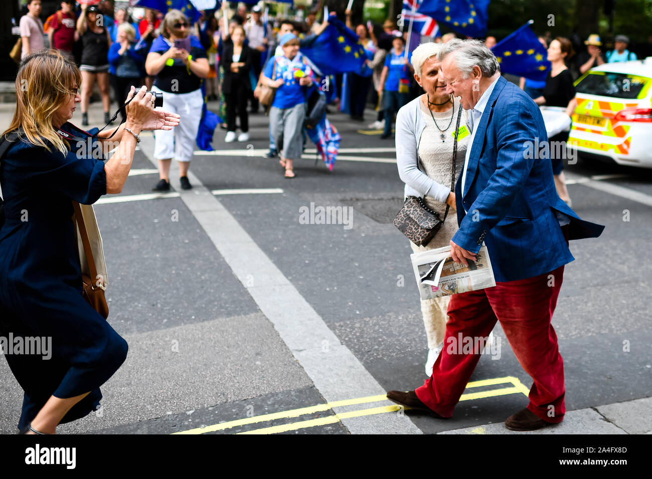 Londres, Royaume-Uni. Politicien Ken Clarke, serre la main avec un manifestant pro-rester près de la Maison du Parlement. Banque D'Images