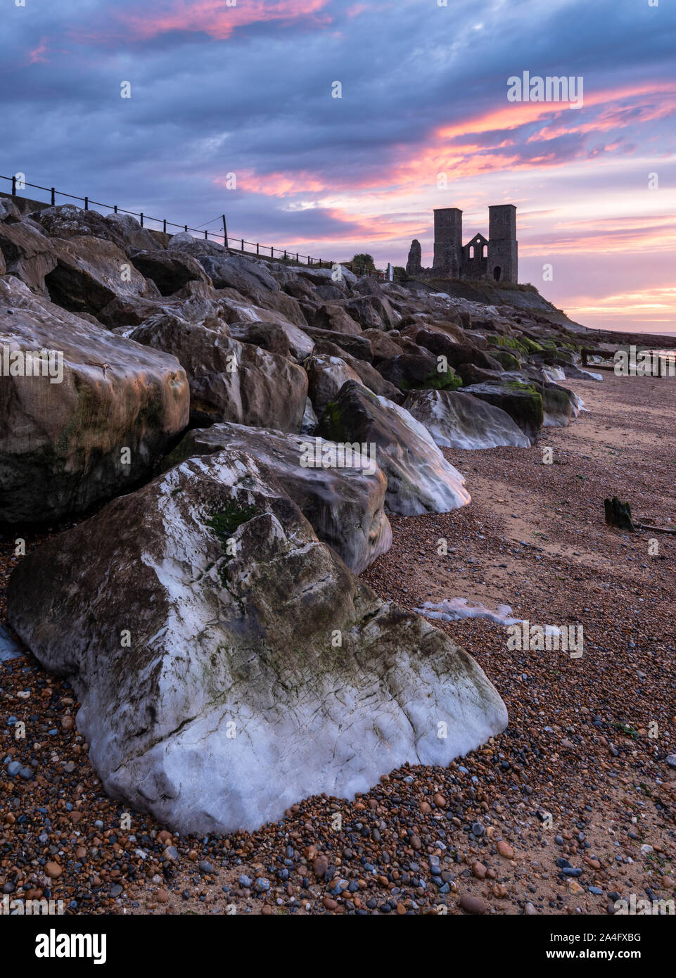 Reculver tours sur la côte nord du Kent nr Herne Bay au coucher du soleil. Banque D'Images