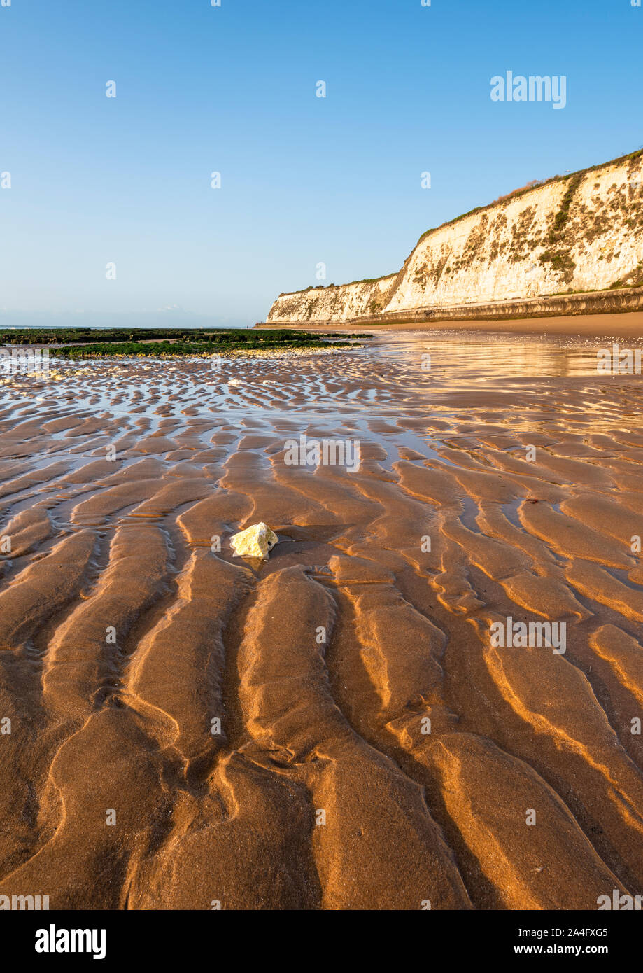 Louisa Bay, Broadstairs. Ondulations dans le sable sur une plage vide sur l'Île de Thanet, dans le Kent. Banque D'Images