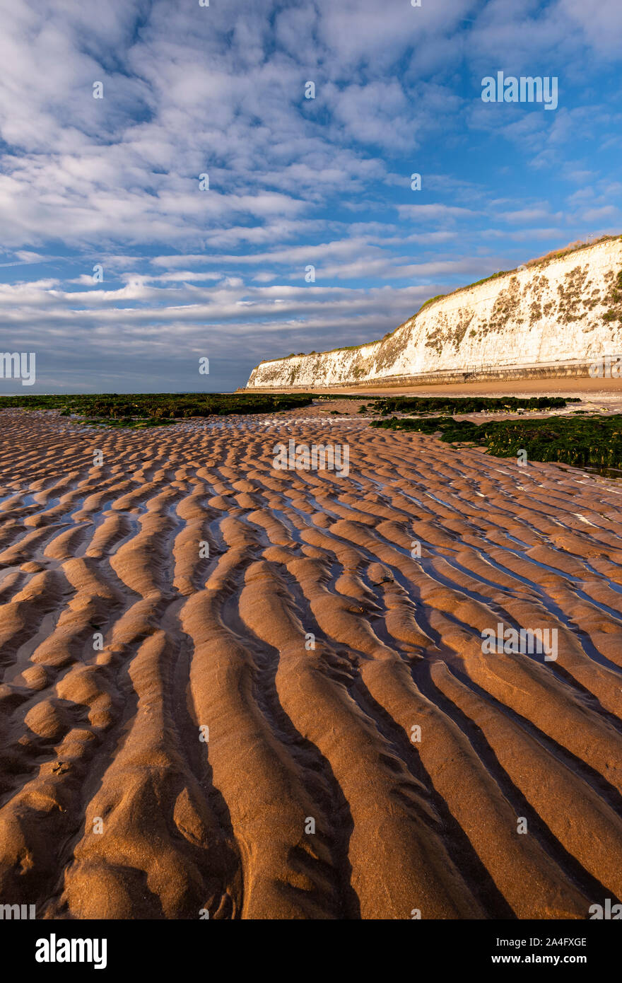 Louisa Bay, Broadstairs. Ondulations dans le sable sur une plage vide sur l'Île de Thanet, dans le Kent. Banque D'Images