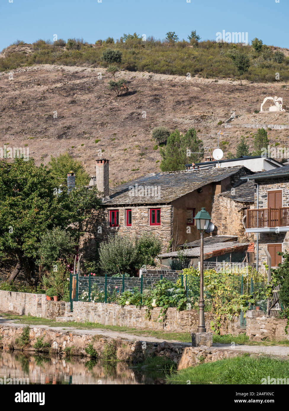 Vue d'une maison de village à la rivière à Rio de lassitude, Bragança, Portugal Banque D'Images