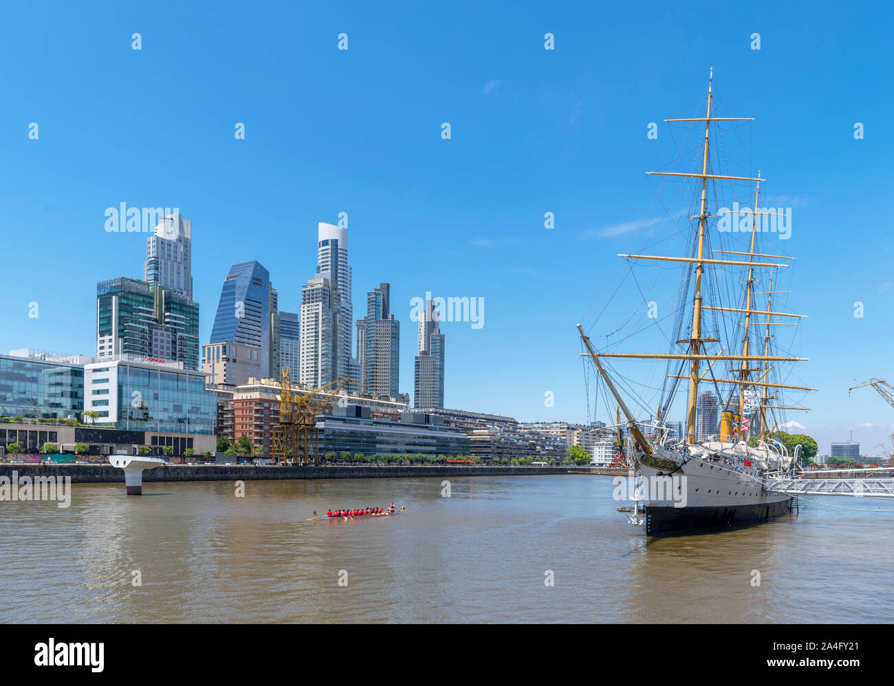 Les rameurs de Puerto Madero en regardant vers le quartier commercial avec bateau musée ARA au premier plan Président Sarmiento, Buenos Aires, Argentine Banque D'Images