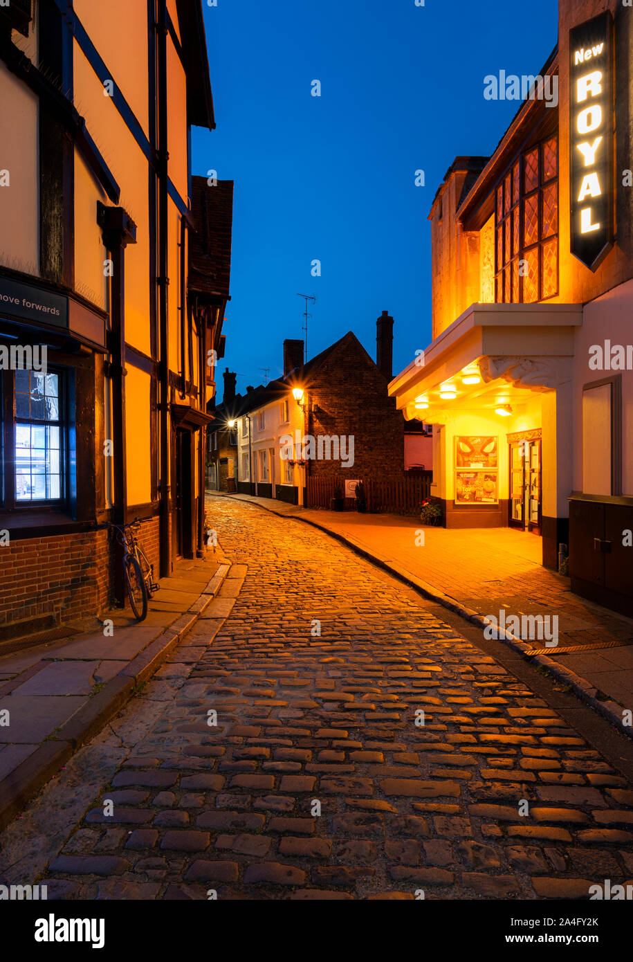 Rues pavées de nuit dans la ville historique de Faversham, Kent. Banque D'Images