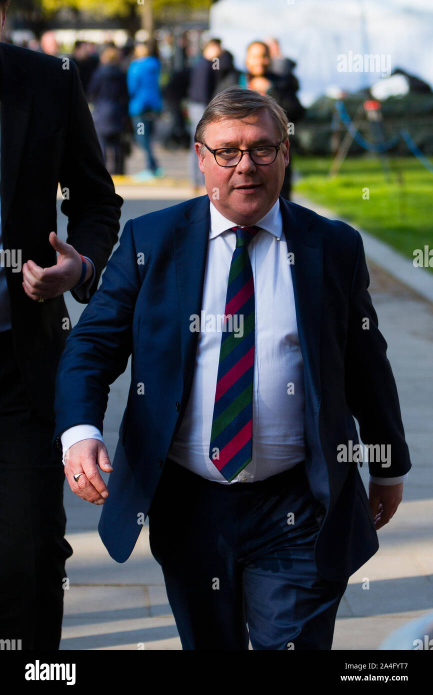 Londres, Royaume-Uni. Pro-Brexit le député Mark Francois quitte la media city sur College Green en face du Palais de Westminster. Banque D'Images