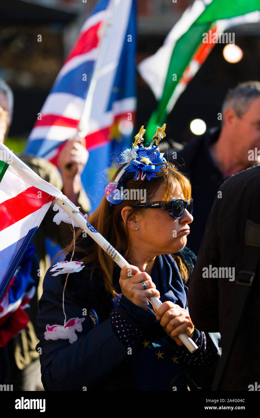 Londres, Royaume-Uni. Un manifestant pro-UE tire sur un visage. Banque D'Images