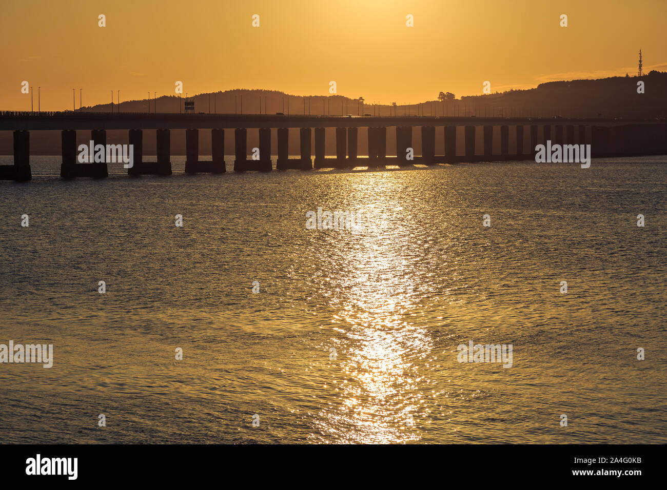 Le Tay Road bridge silhouetté au lever du soleil. Banque D'Images