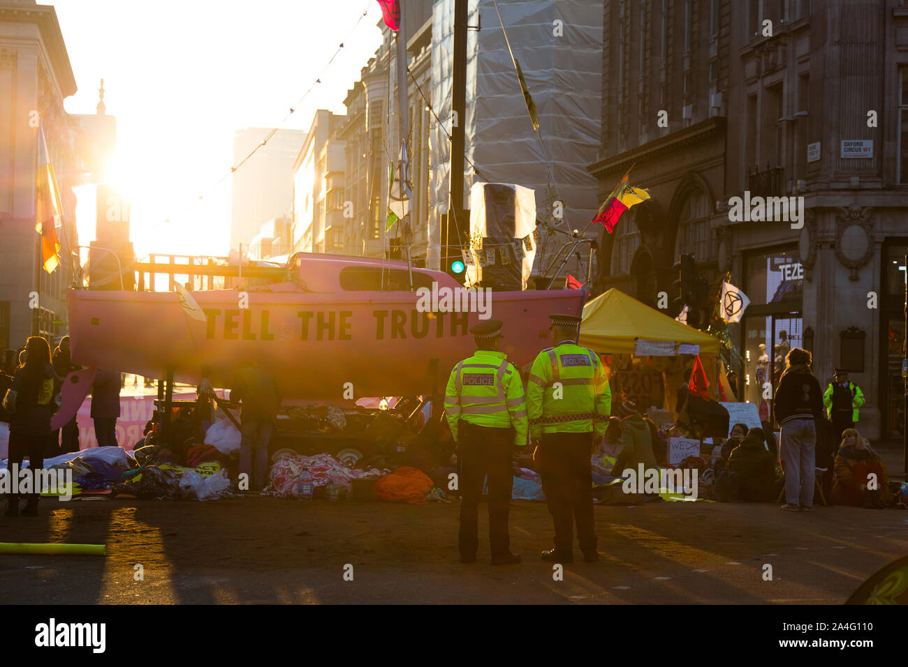 Londres, Royaume-Uni. Deux agents de police à côté d'un yacht de rose à l'aube à Oxford Circus. Banque D'Images
