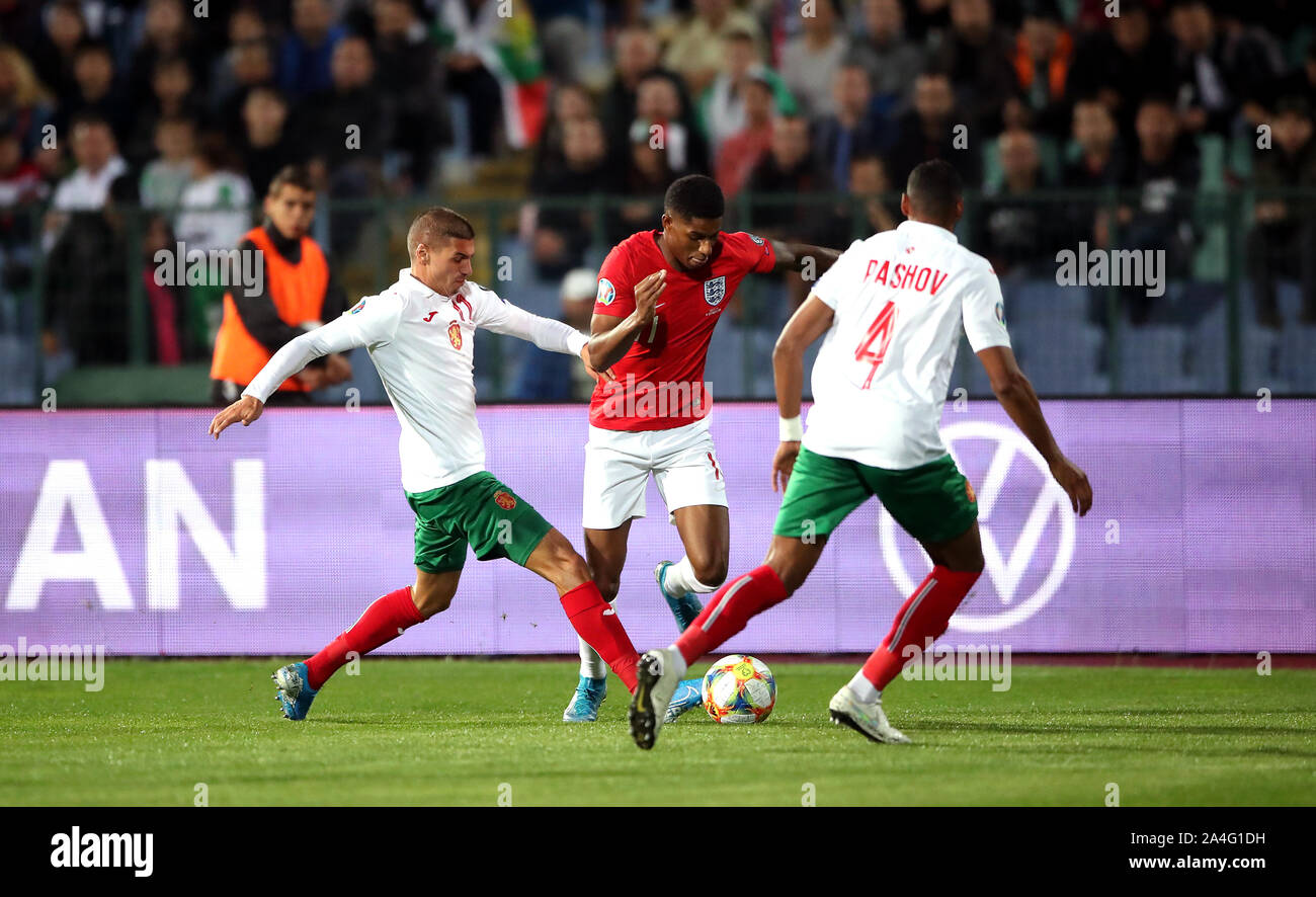 L'Angleterre Marcus Rashford (centre) batailles pour la balle avec la Bulgarie à Kiril Despodov (à gauche) et Georgi Pashov (à droite) au cours de l'UEFA Euro 2020 match de qualification du stade national de Vasil Levski, Sofia, Bulgarie. Banque D'Images