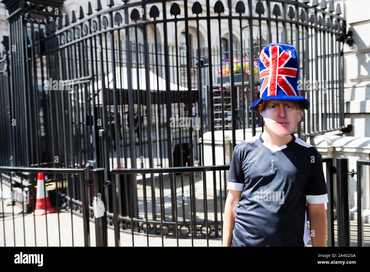 Londres, Royaume-Uni. Benjamin Wright, 13 ans, porte un masque de Boris Johnson aux portes de Downing Street. Banque D'Images