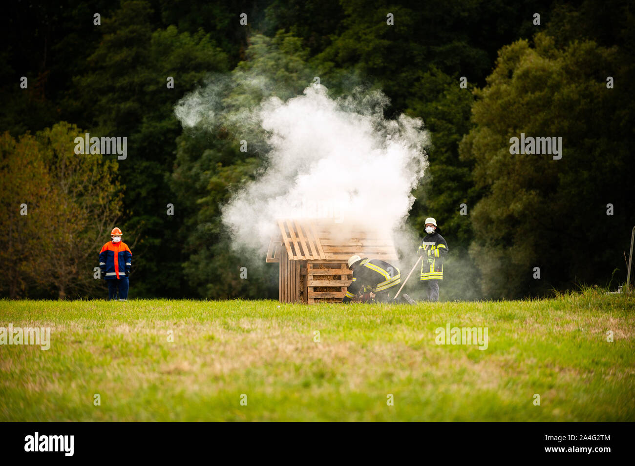 Allemagne, Niederstetten, Baden Wurtemberg. Septembre 2019. Exposition de jeunes firemans. Lumière feu. pompier Banque D'Images