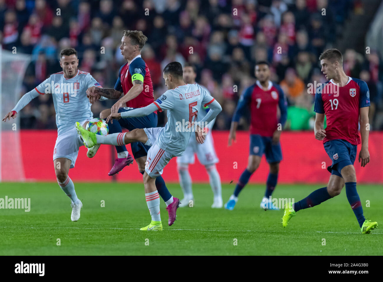 12 octobre 2019 Stefan Johansen (Norvège) détient des défis de Saul Niguez de l'Espagne, Daniel Ceballos de l'Espagne pendant l'UEFA Euro 2020 qualification du groupe F de la Norvège contre l'Espagne à l'Ullevaal Stadion d'Oslo, Norway : Nigel Waldron/Alamy Live News Banque D'Images