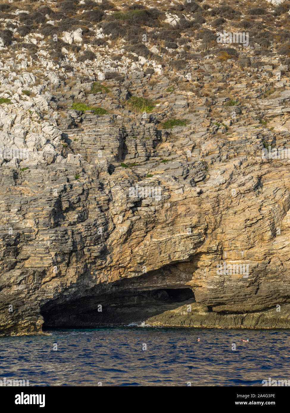 Portes de l'enfer cave rock rugueux caverneux Péloponnèse en Grèce mer Méditerranée littoral par temps calme Banque D'Images