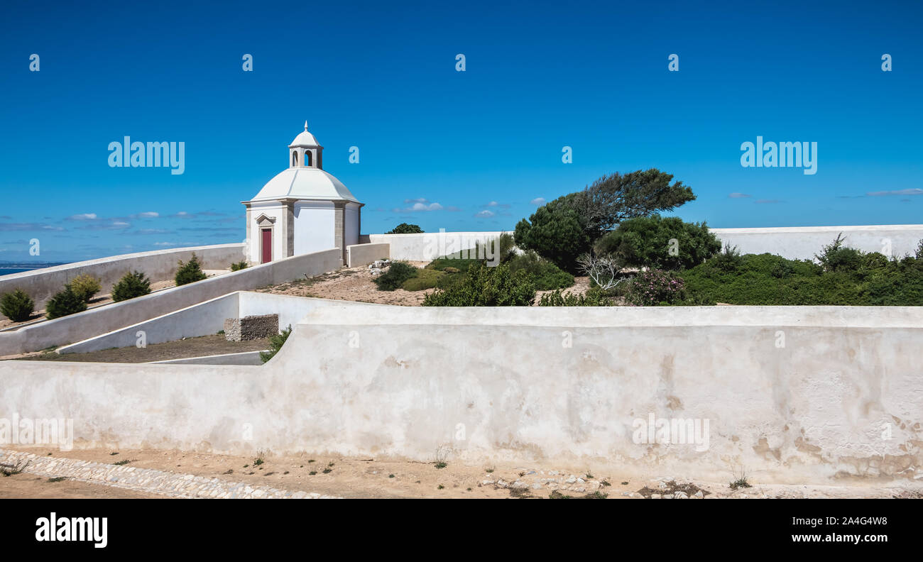 Le cap Espichel près de Sesimbra, Portugal - 8 août 2018 : des détails architecturaux du Cap Espichel sanctuaire sur une journée d'été. L'église baroque est bui Banque D'Images