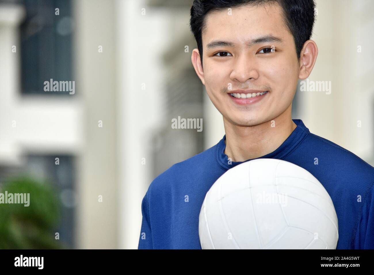 Joueur de volley-ball masculin asiatique souriant de volley-ball Banque D'Images