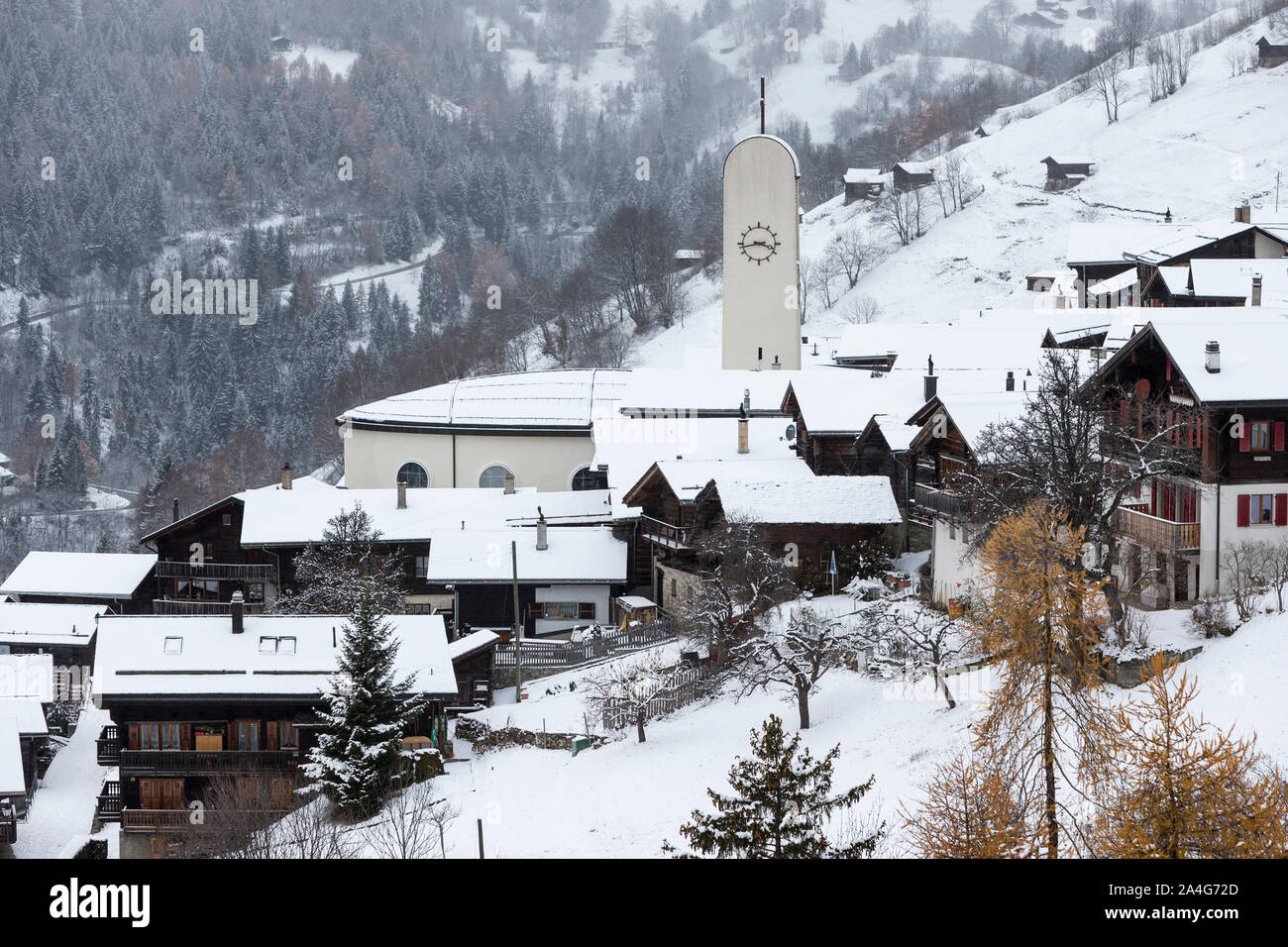 La commune avec l'eglise avant l'assemblée communale a Albinen, Valais, Suisse, le jeudi 30 novembre 2017. Les habitant de Albinen votent oui pour l'aide financière aux nouveaux venus qui viendraient vivre dans ce village de 240 habitants. (Photo : Dominic Steinmann). Banque D'Images