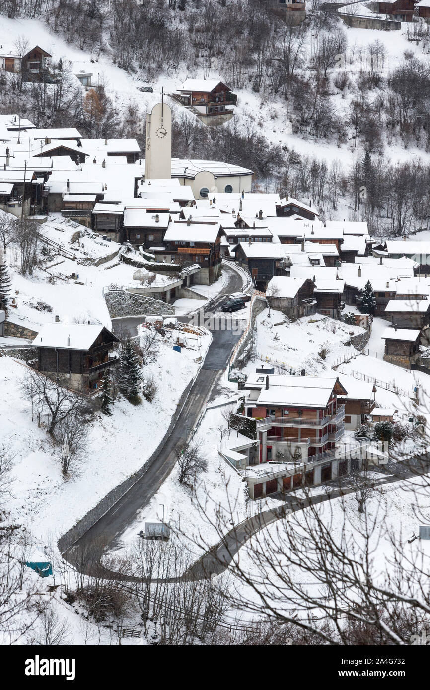 La village avant l'assemblée communale a Albinen, Valais, Suisse, le jeudi 30 novembre 2017. Les habitant de Albinen votent oui pour l'aide financière aux nouveaux venus qui viendraient vivre dans ce village de 240 habitants. (Photo : Dominic Steinmann). Banque D'Images