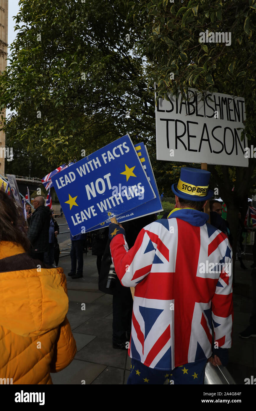 Steve Bray, M. Stop Brexit vu dans un blouson et un écriteau syndicaux en discussion avec un brexiteer à Londres, au royaume-uni. Banque D'Images