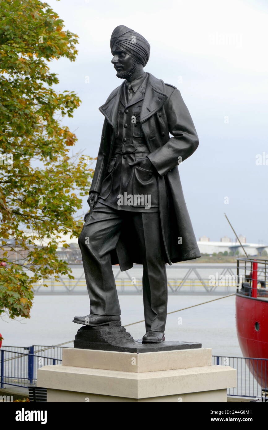 Une statue d'éminents Bataille d'Angleterre, chef d'Escadron pilote de chasse par Pujji Mahinder Singh Douglas Jennings, sculpteur à Gravesend. Banque D'Images