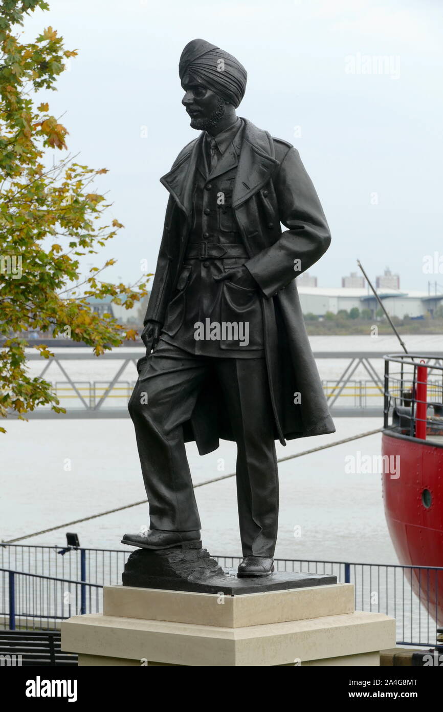 Une statue d'éminents Bataille d'Angleterre, chef d'Escadron pilote de chasse par Pujji Mahinder Singh Douglas Jennings, sculpteur à Gravesend. Banque D'Images