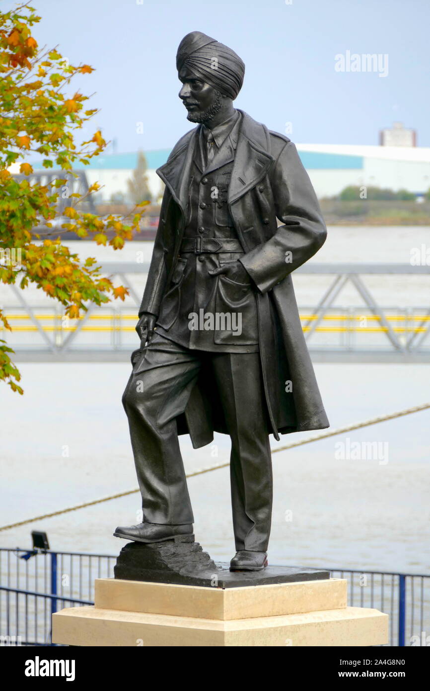 Une statue d'éminents Bataille d'Angleterre, chef d'Escadron pilote de chasse par Pujji Mahinder Singh Douglas Jennings, sculpteur à Gravesend. Banque D'Images