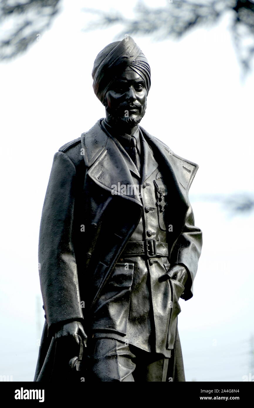 Une statue d'éminents Bataille d'Angleterre, chef d'Escadron pilote de chasse par Pujji Mahinder Singh Douglas Jennings, sculpteur à Gravesend. Banque D'Images