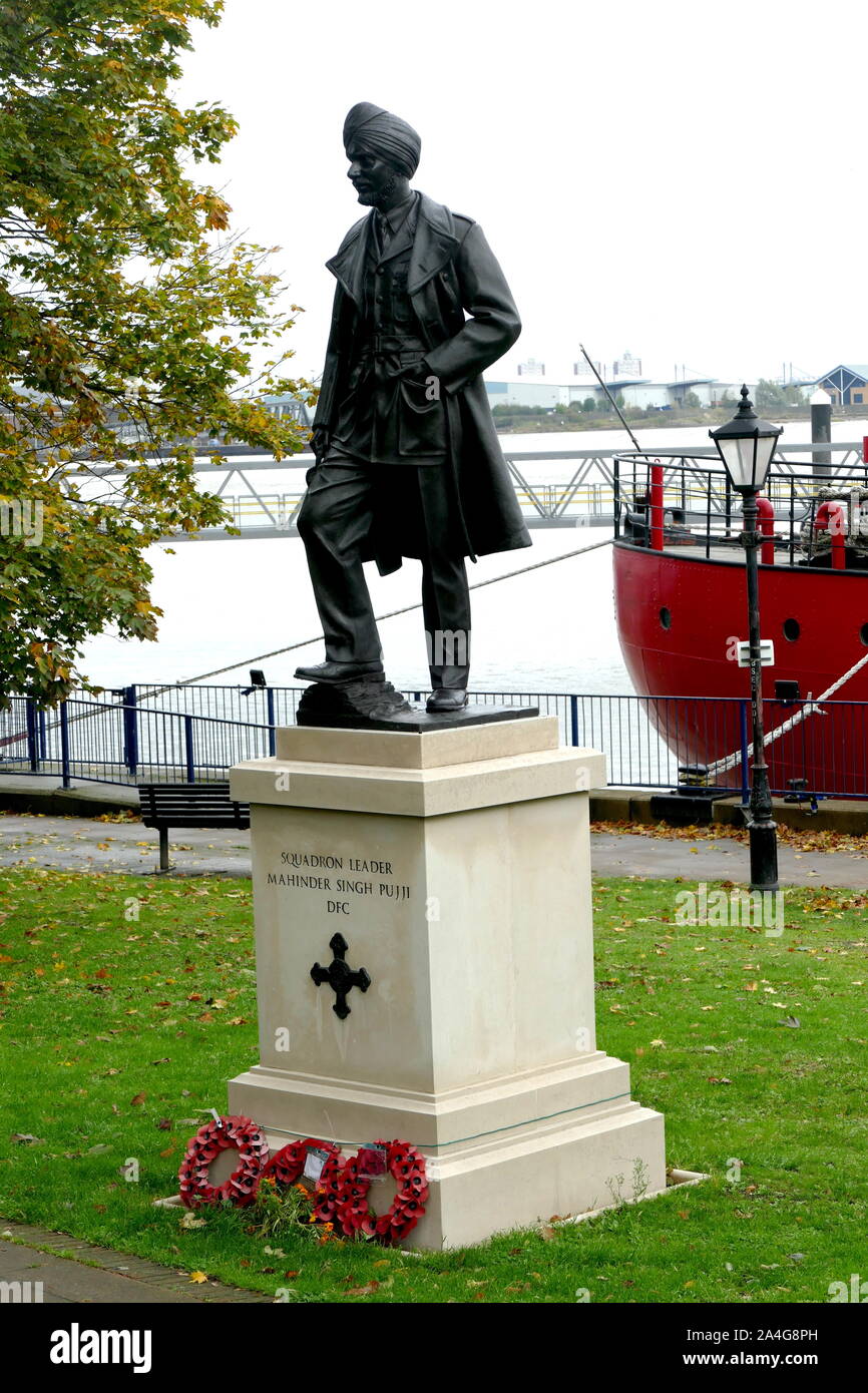 Une statue d'éminents Bataille d'Angleterre, chef d'Escadron pilote de chasse par Pujji Mahinder Singh Douglas Jennings, sculpteur à Gravesend. Banque D'Images