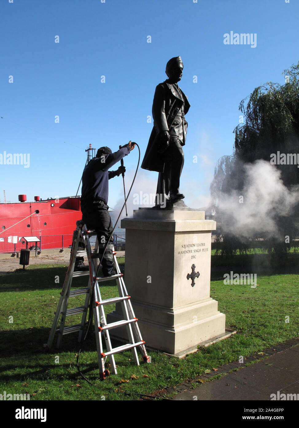 Une statue d'éminents Bataille d'Angleterre, chef d'Escadron pilote de chasse par Pujji Mahinder Singh Douglas Jennings, sculpteur à Gravesend. Banque D'Images