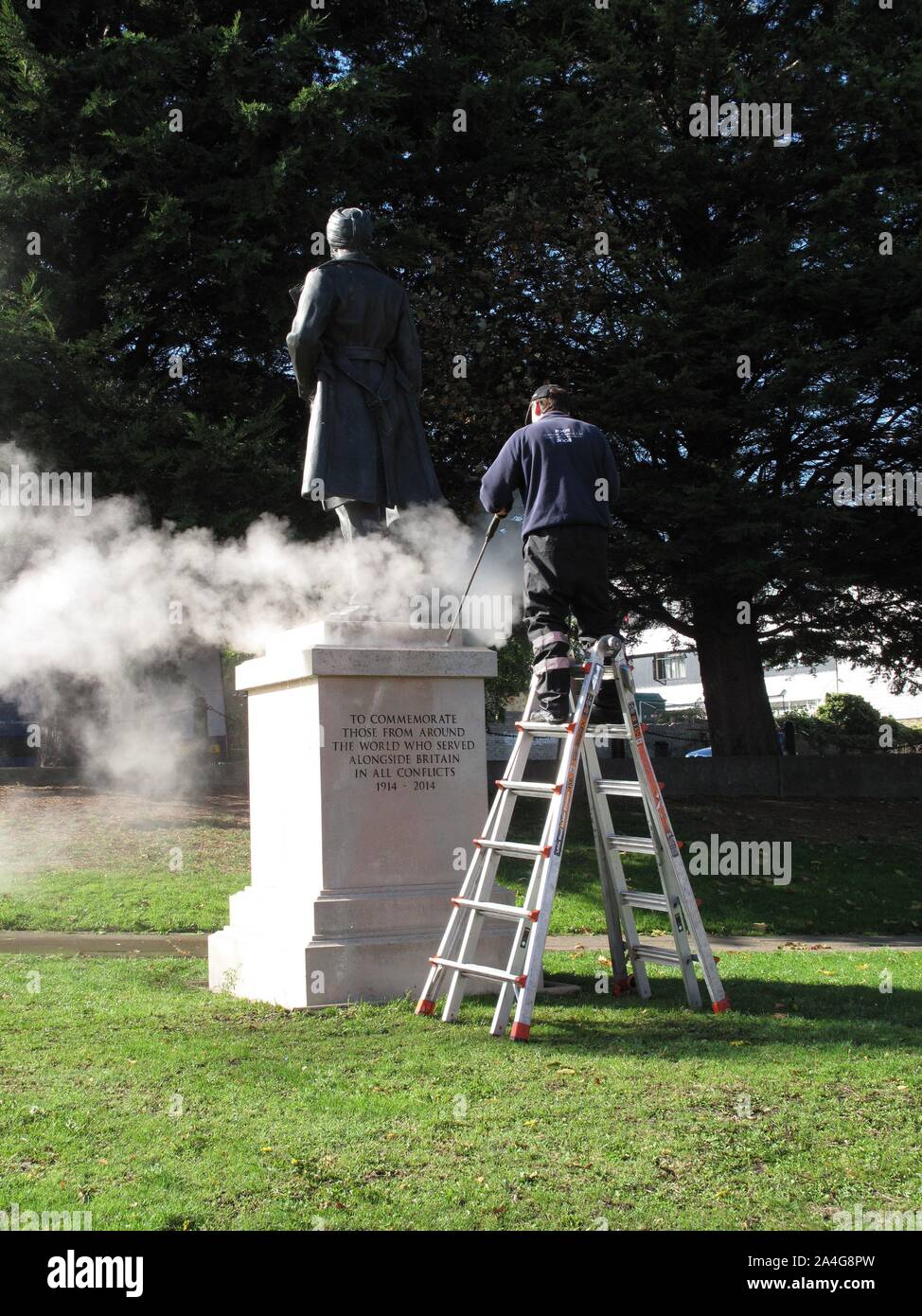 Une statue d'éminents Bataille d'Angleterre, chef d'Escadron pilote de chasse par Pujji Mahinder Singh Douglas Jennings, sculpteur à Gravesend. Banque D'Images
