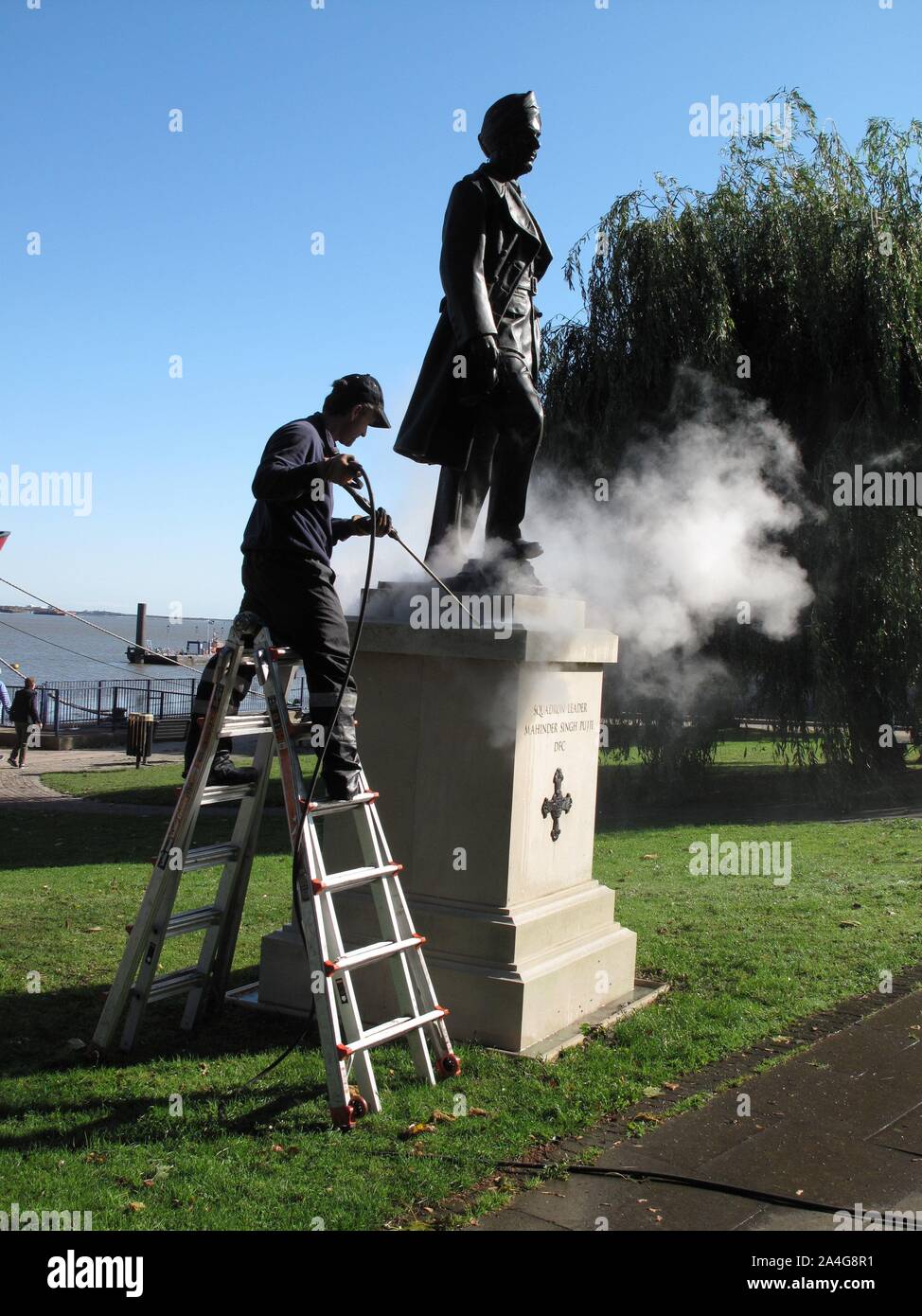Une statue d'éminents Bataille d'Angleterre, chef d'Escadron pilote de chasse par Pujji Mahinder Singh Douglas Jennings, sculpteur à Gravesend. Banque D'Images