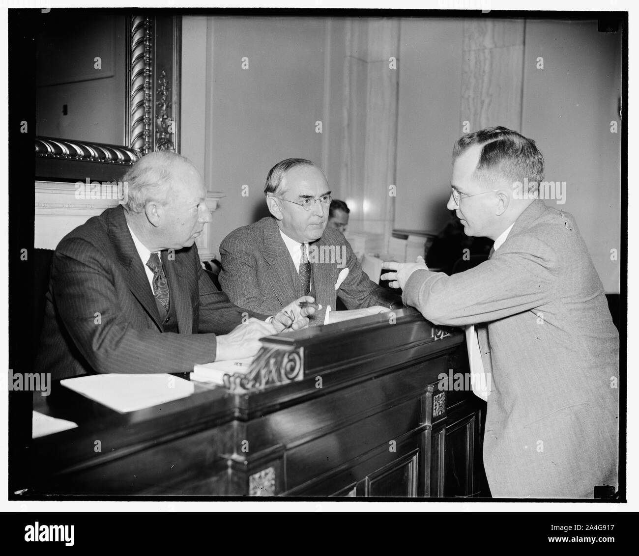 Aide du Trésor suggère la rétention de l'impôt sur les bénéfices non distribués. Washington, D.C., le 22 mars. Comparaissant devant le comité sénatorial des finances aujourd'hui, sous-secrétaire du Conseil du Trésor a proposé le maintien en poste de Magill Roswell l'impôt sur les bénéfices non distribués dans le nouveau projet de loi et du revenu du Canada recommande fortement l'élimination de l'exemption fiscale des titres du gouvernement. En même temps, il a informé le comité de l'avis du conseil du trésor sur la révision de l'impôt sur le projet de loi, conçu pour fournir 5 330 000 000 $ en recettes fédérales. Magill est représenté à parler le sénateur Pat Harrison, président de la Commission Banque D'Images