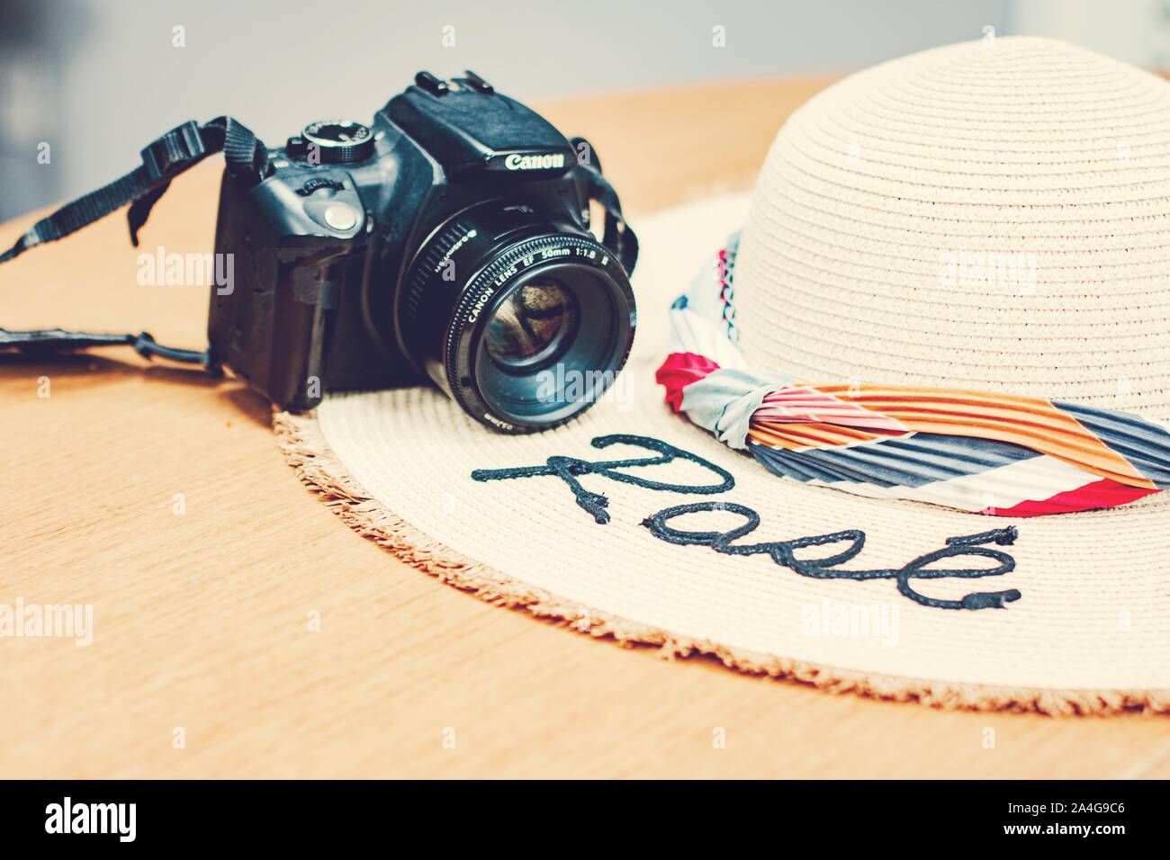 Blog féminin concept, mesdames robe, robe d'été, chapeau de paille, travel concept, plans, vacances, congés, blush, terre cuite, rose tous les jours, mesdames voyage Banque D'Images