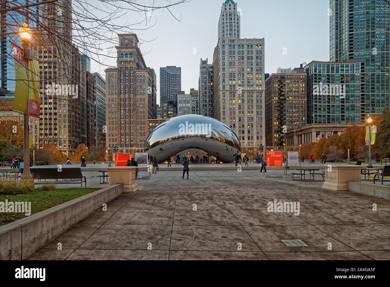 Cloud Gate de Chicago (le bean) au Parc du millénaire avec l'horizon de Chicago dans l'arrière-plan sur la lumière du jour. Banque D'Images