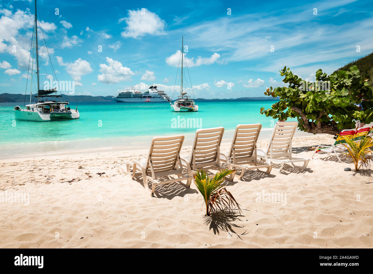 Plage de sable blanc tropicales avec des chaises de plage. Jost Van Dyke, Iles Vierges britanniques. Banque D'Images
