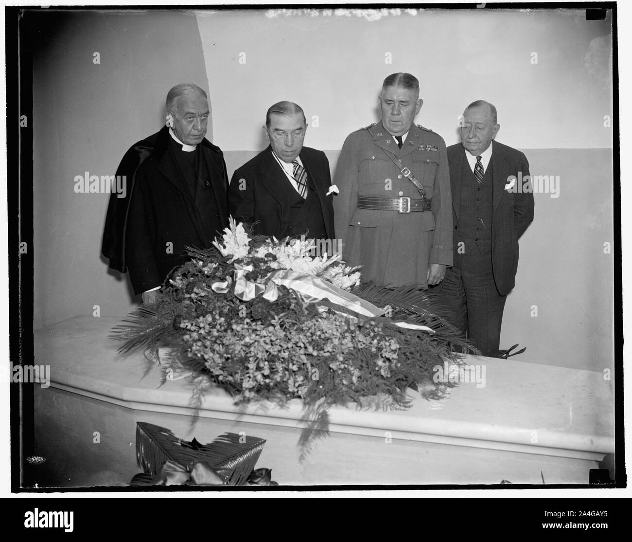 Hommage rendu à George Washington, le 150e anniversaire de la signature de la Constitution. Washington, D.C., le 17 septembre. Alors que le reste du pays avaient organisé des cérémonies appropriées en commémoration du 150e anniversaire de la constitution d'une délégation dirigée par le Représentant Sol Bloom, directeur de la Constitution des États-Unis, la Commission du 150e anniversaire se rendit à Mt. Vernon où il a rendu hommage au père de notre pays. Cette photo, la couronne a été cassé comme placé sur le tombeau, montre de gauche à droite : Rt. Le révérend James E. Freeman, évêque de Washington, qui a prononcé l'invocation Banque D'Images