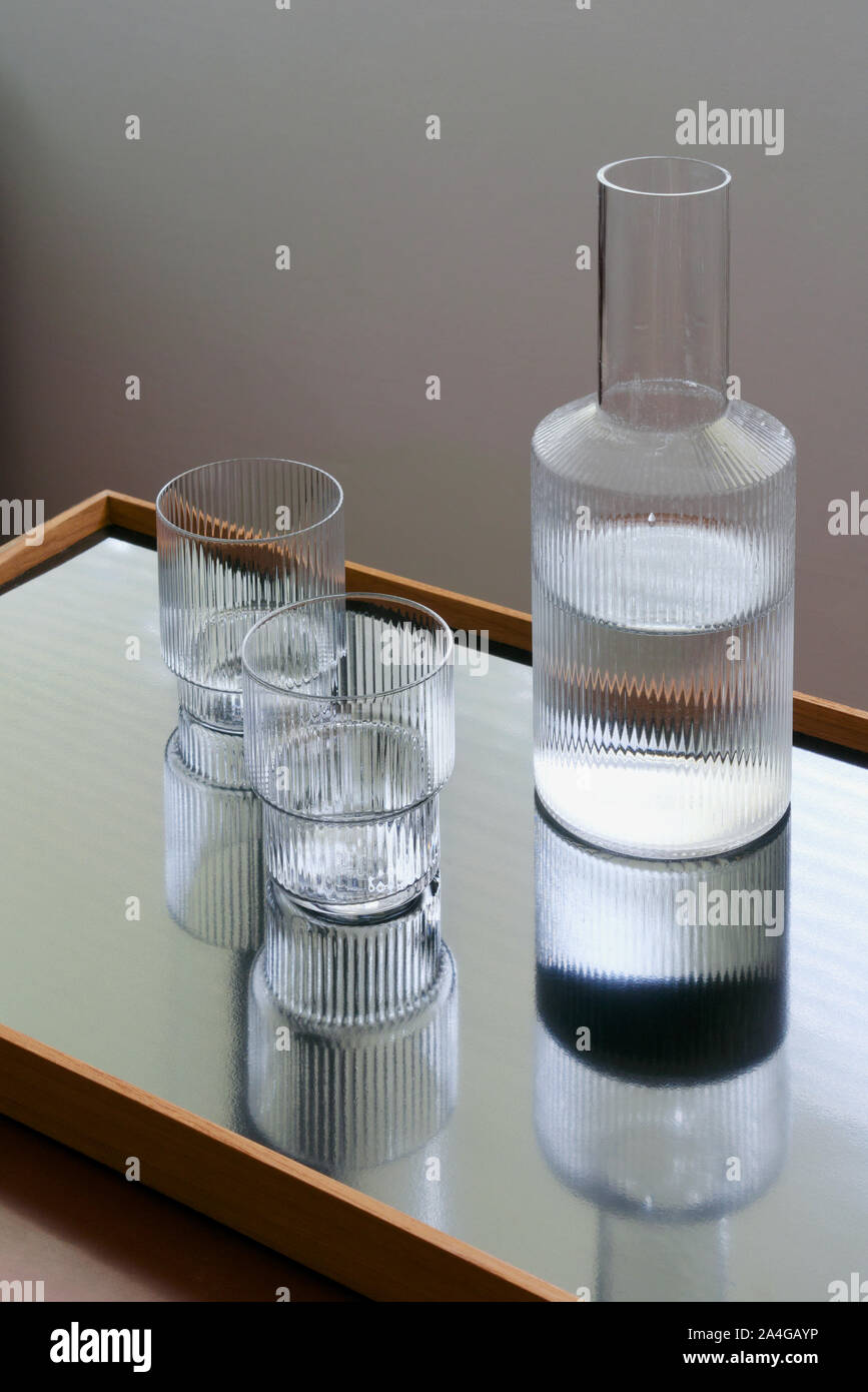 Deux verres et carafe avec de l'eau sur un bac moderne, toujours la vie, à l'intérieur Banque D'Images