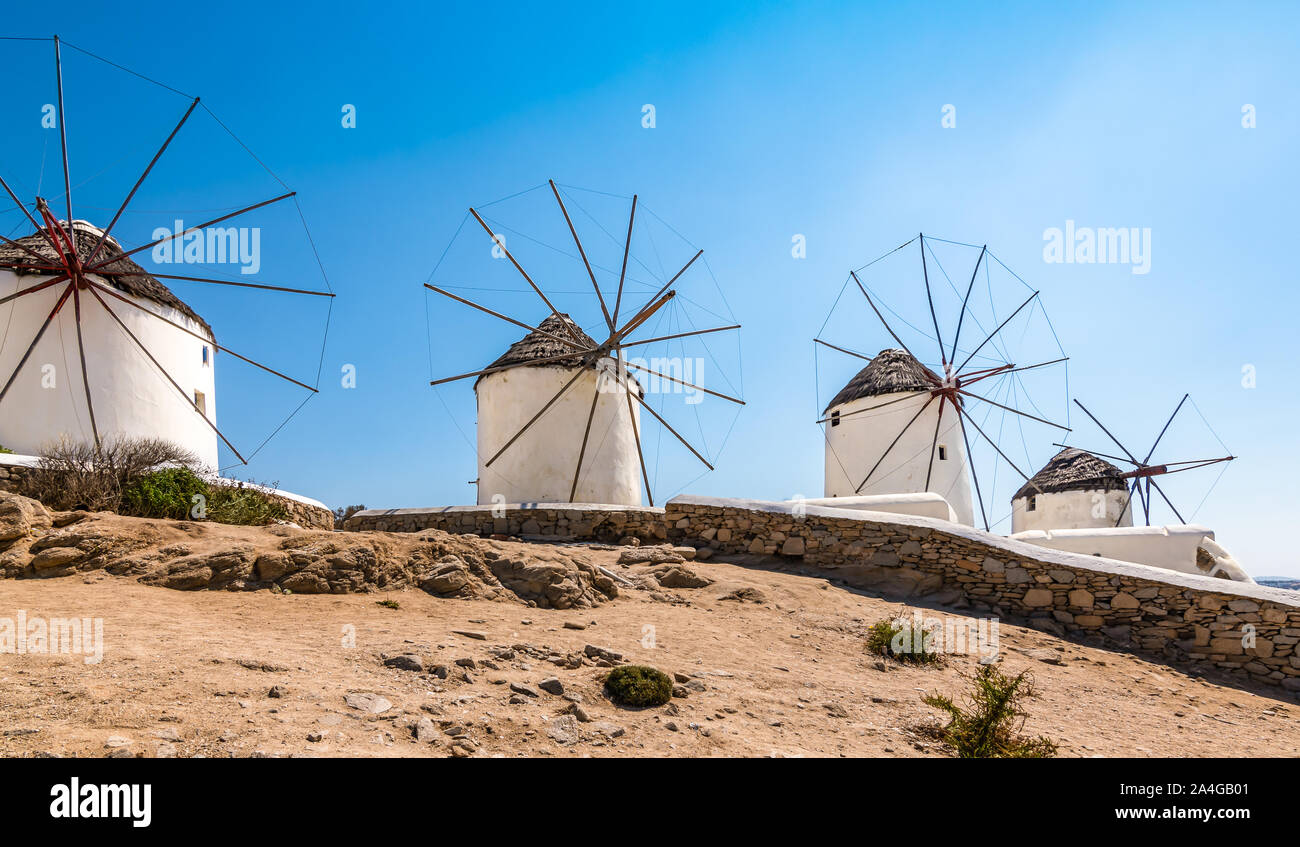 Moulins à vent traditionnels blanchis à la chaux dans la ville de Mykonos, Grèce. Banque D'Images