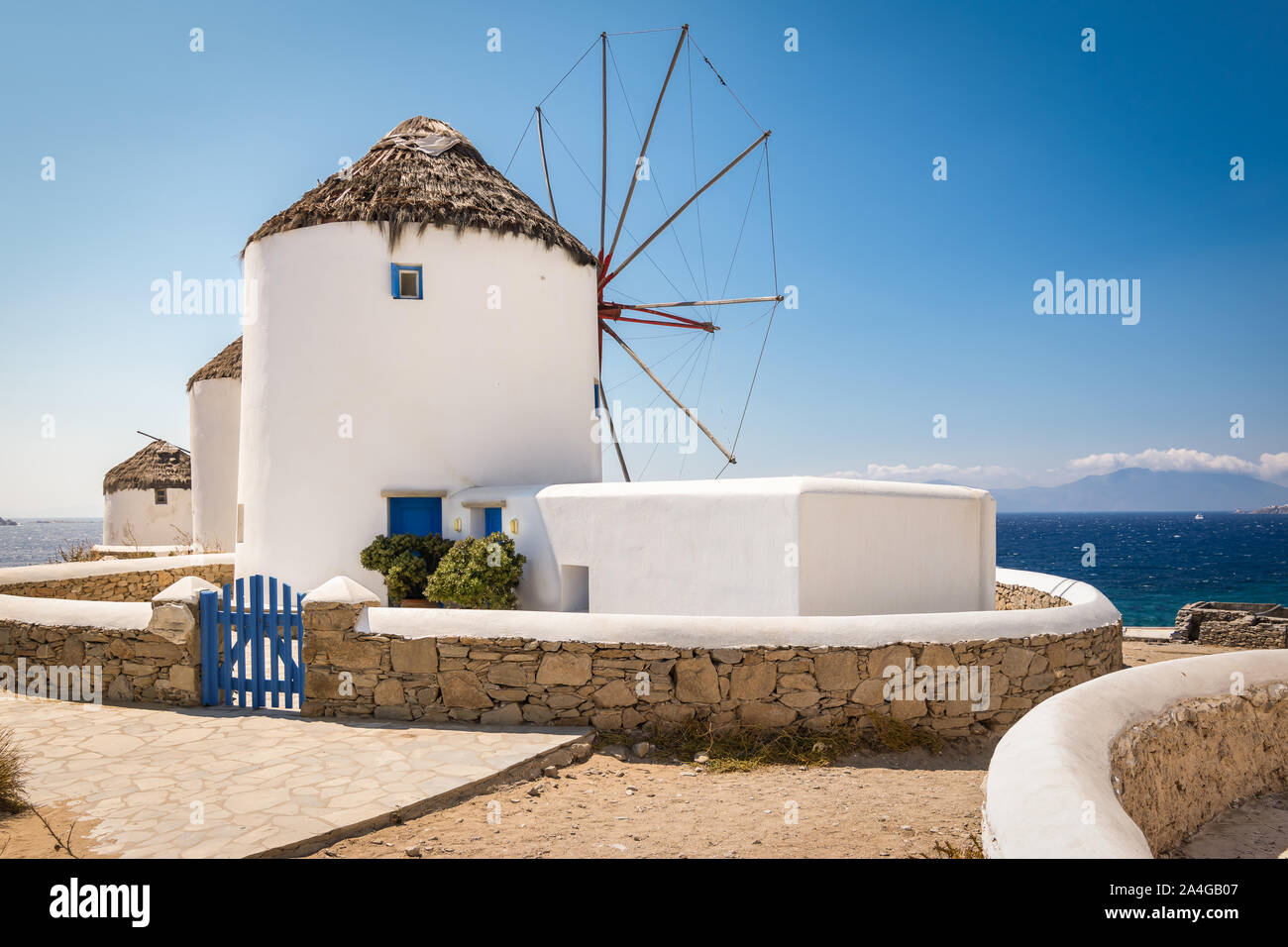 Mykonos, Grèce. Vue panoramique de la célèbre ville de moulins à vent blanchis à la côte sur un beau jour de vacances d'été. Banque D'Images