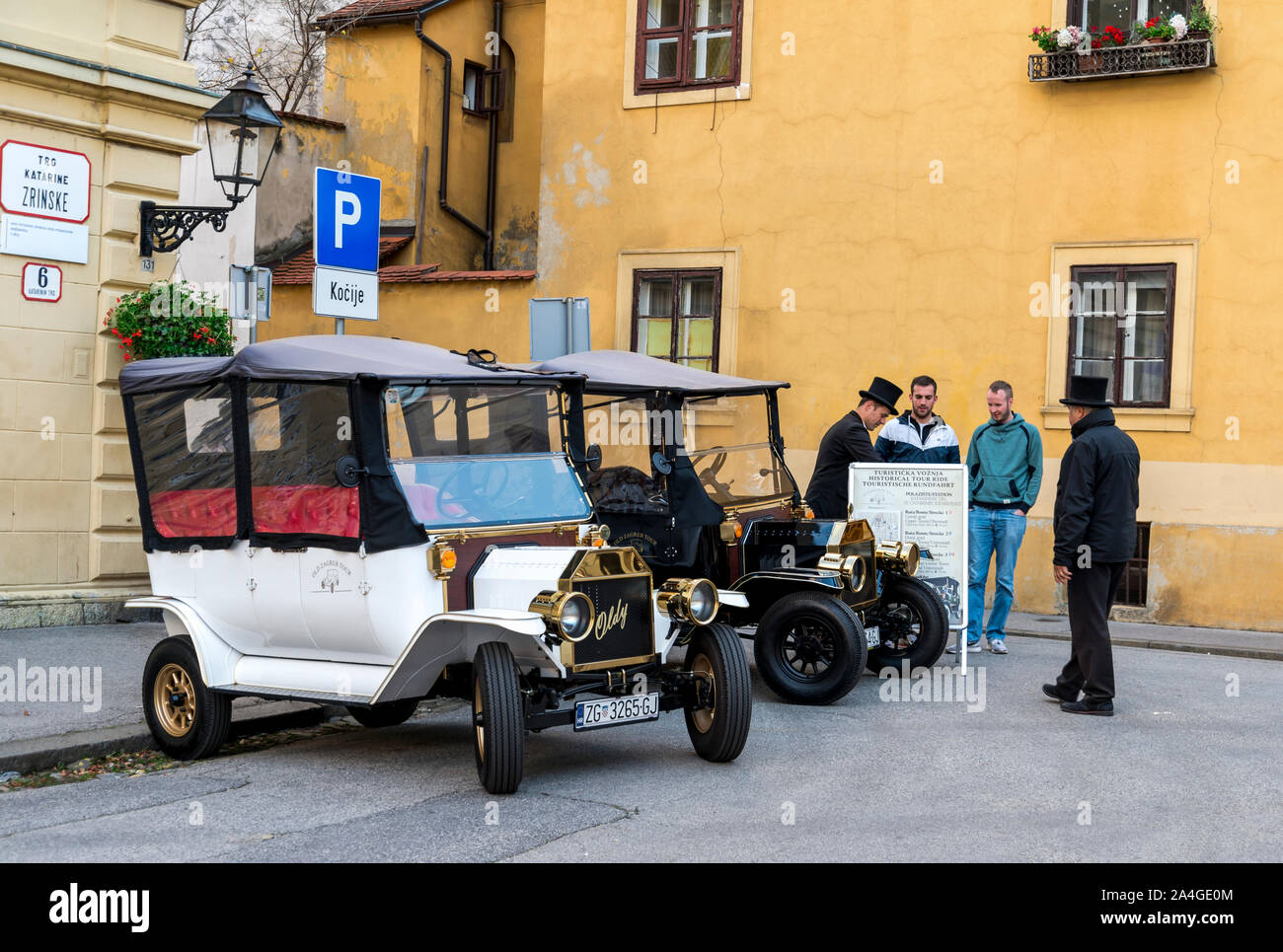 Les touristes à côté de Old Zagreb Tour pittoresque vieille ride voitures sur St Catherine Square Station, Zagreb, Croatie Banque D'Images