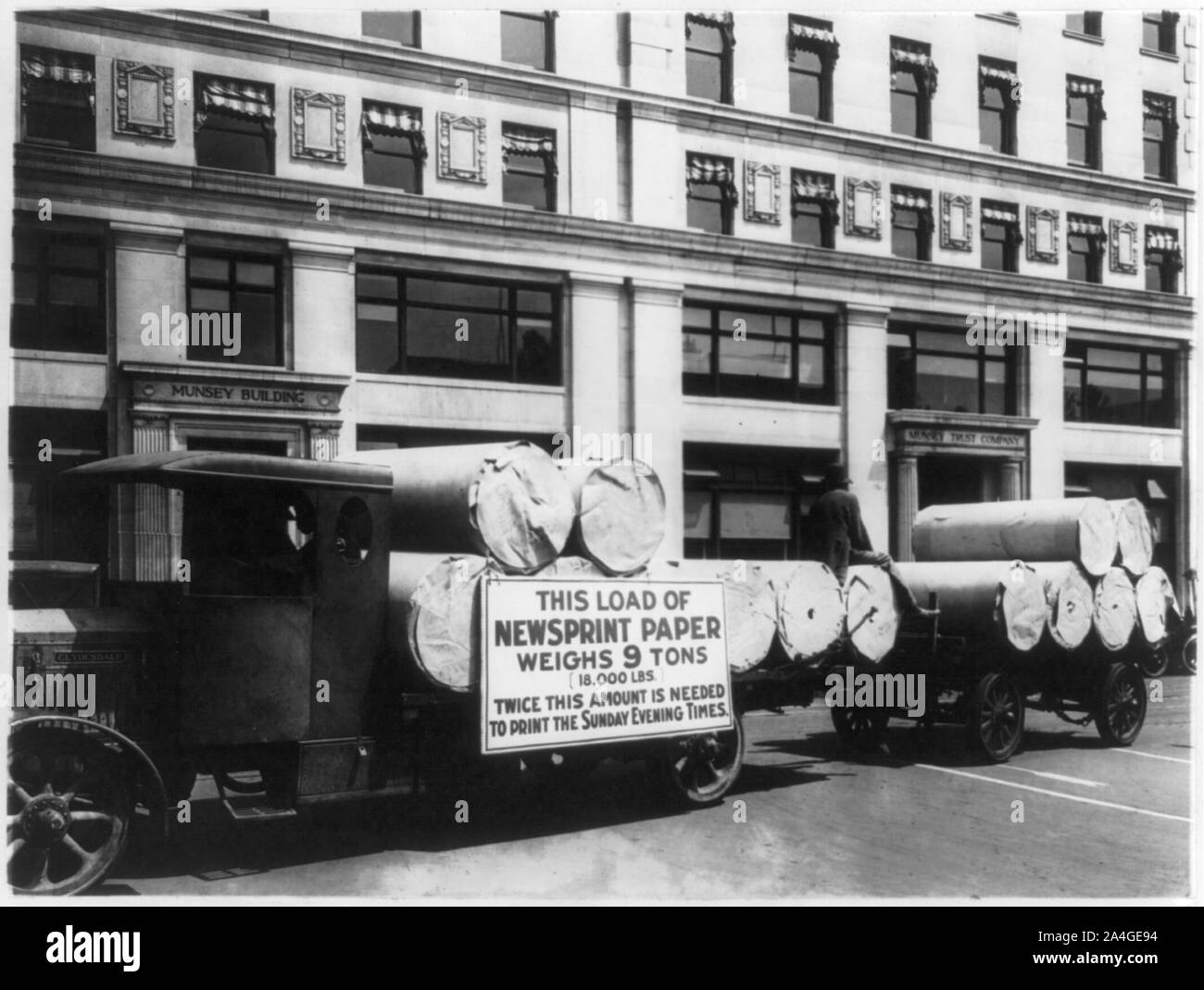 Camion chargé avec du papier journal pour le dimanche soir fois garée en face de l'immeuble Munsey, Washington, D.C. Banque D'Images