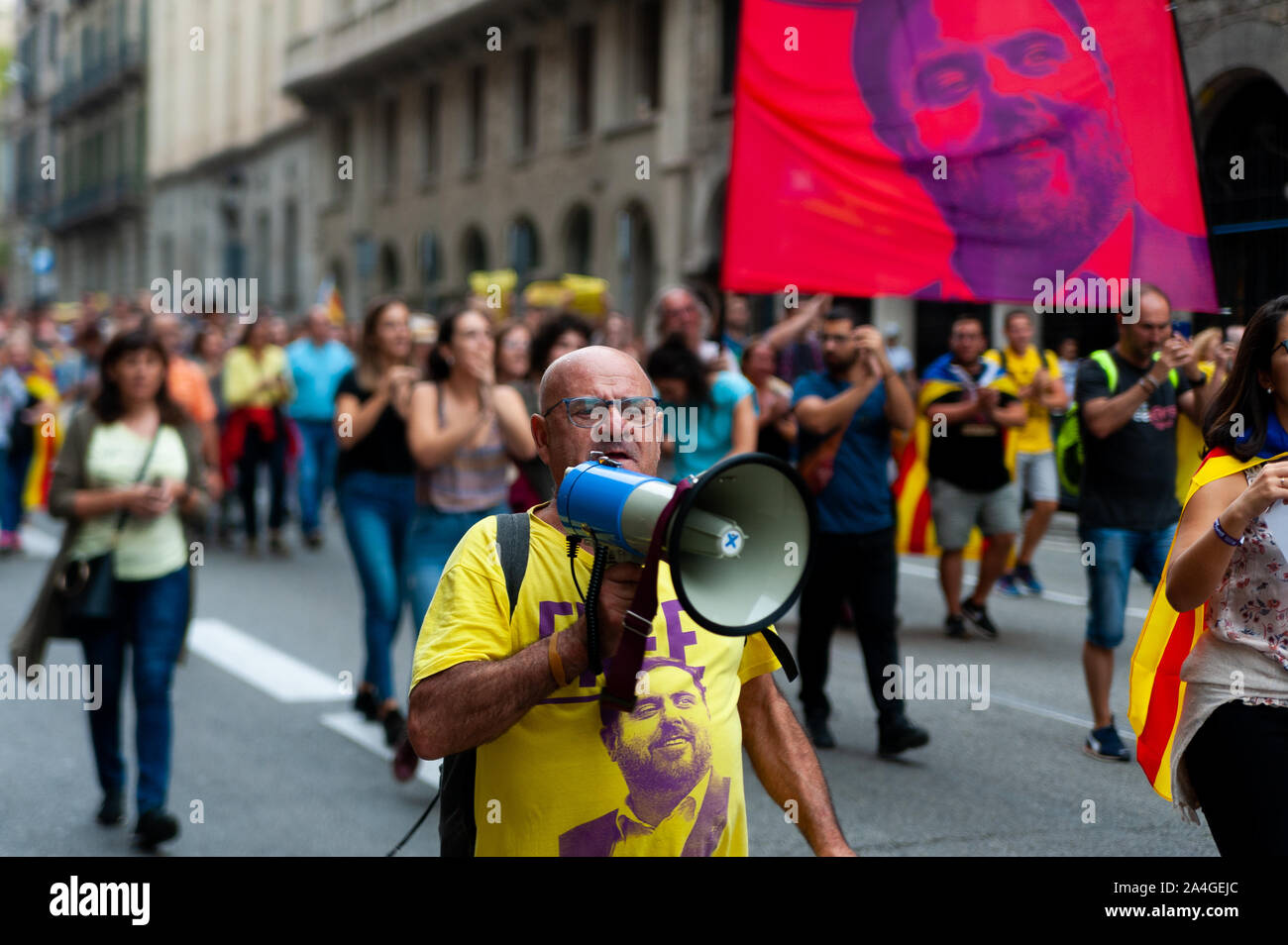 Barcelone, Espagne - 14 octobre 2019 : vieux manifestant indépendantistes marching in laietana contre la peine de prison de dirigeant catalan Banque D'Images