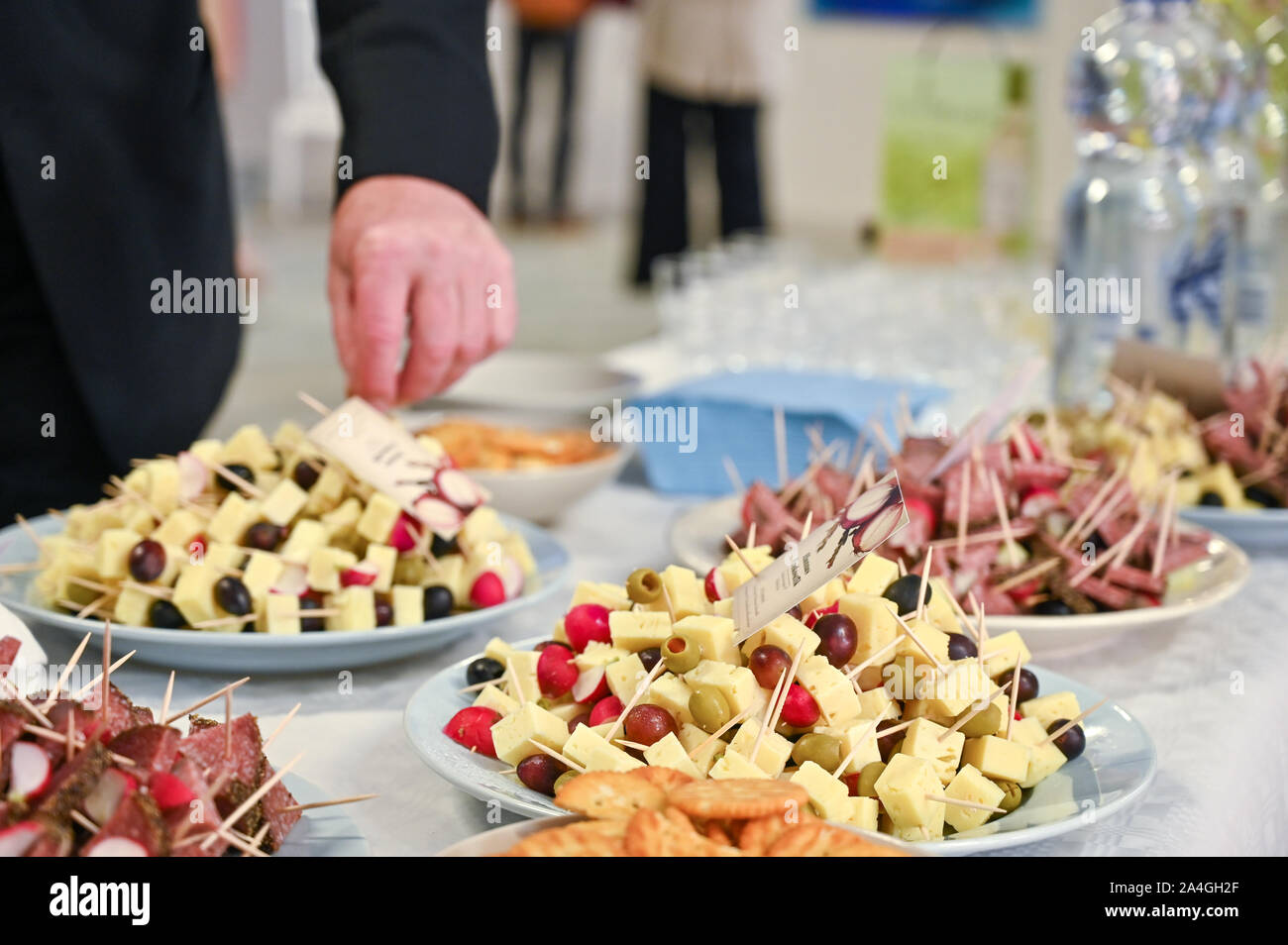 Finger Food suédois traditionnel servi à l'ouverture d'une exposition d'art Banque D'Images