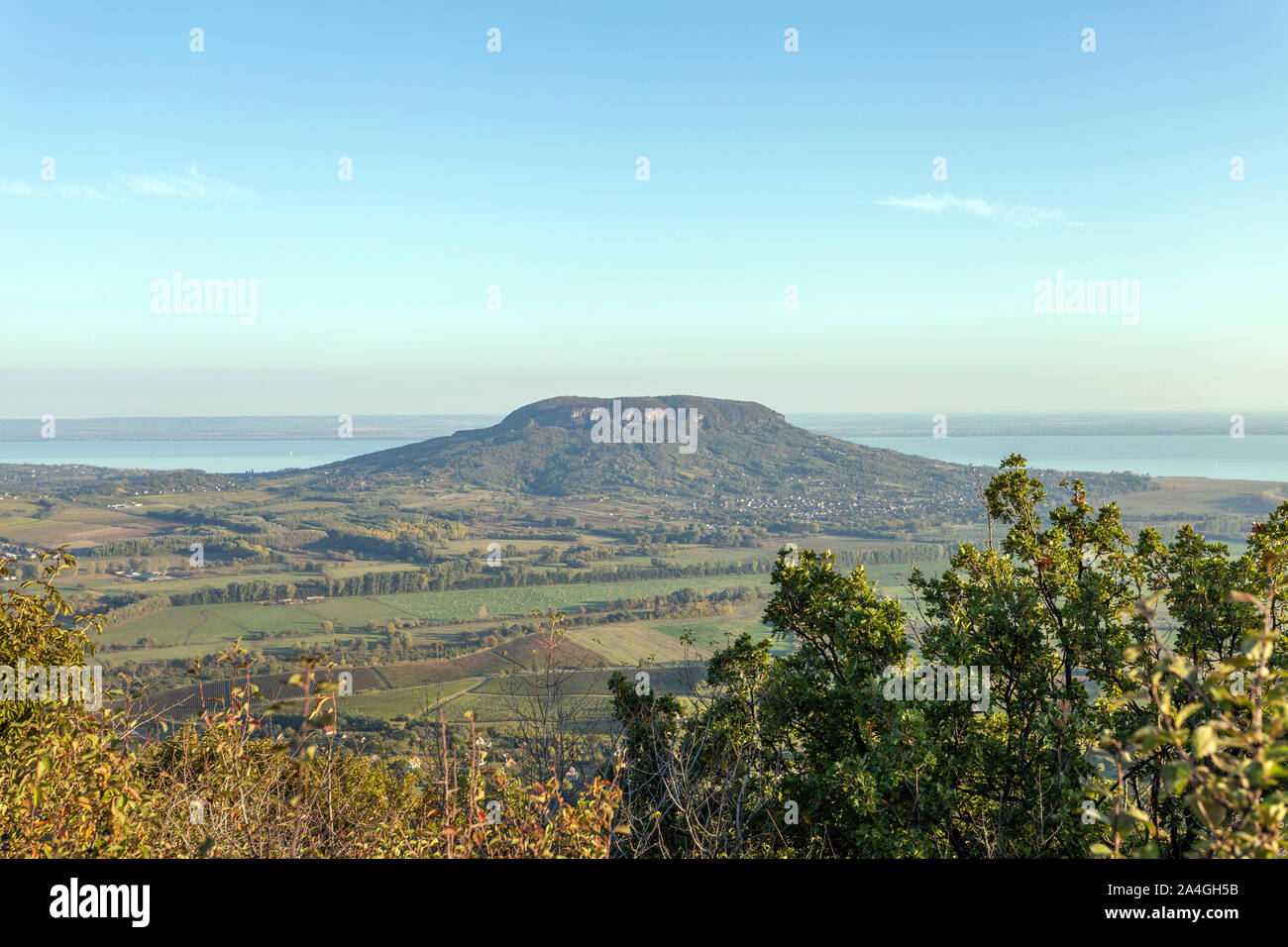 Badacsony vue depuis la montagne de Saint George, à quelques pas du lac Balaton sur une journée d'automne. Banque D'Images