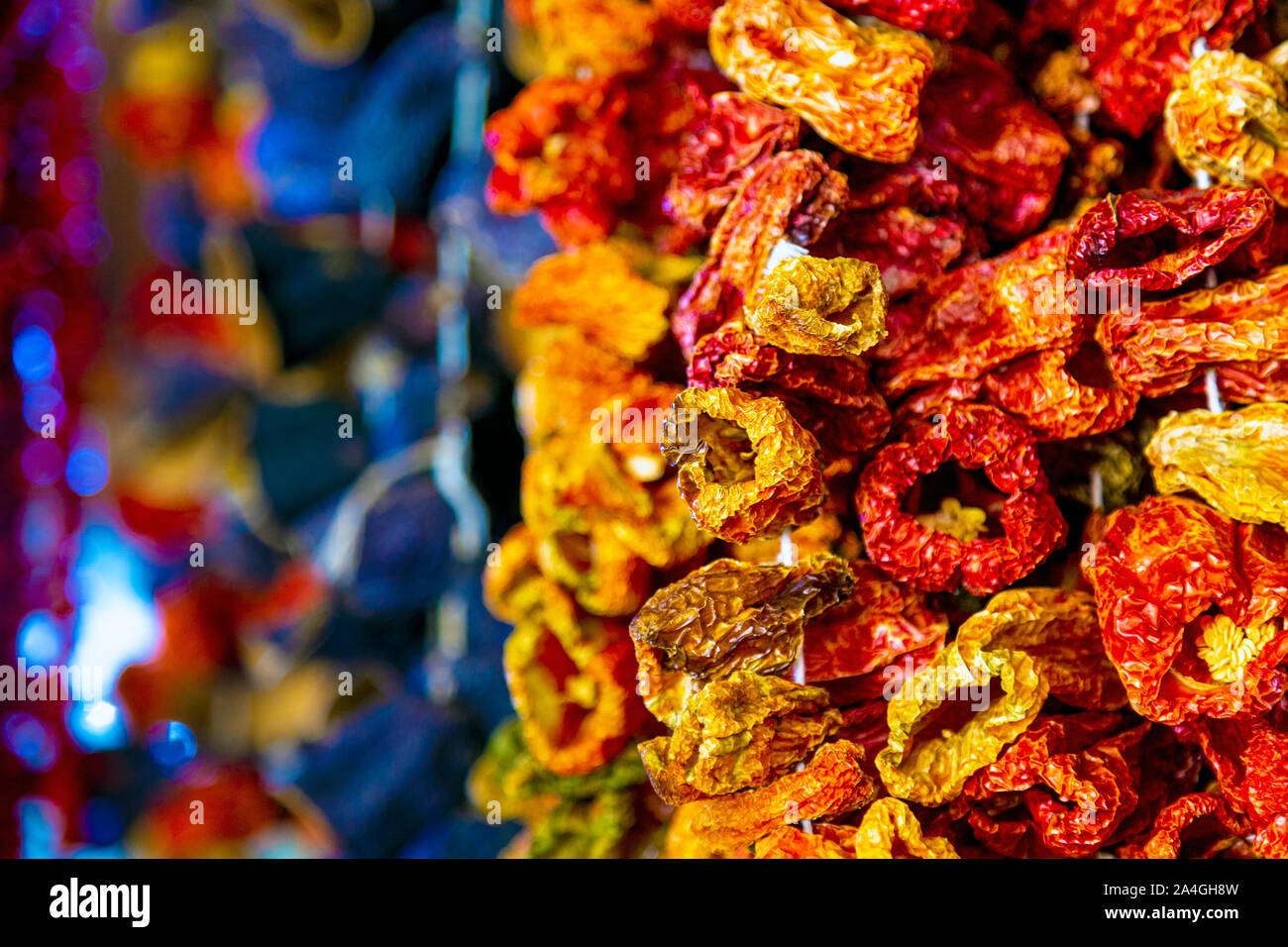 Cordes suspendues de piments séchés turcs du marché aux poissons à Fethiye, Riviera turque, Turquie Banque D'Images