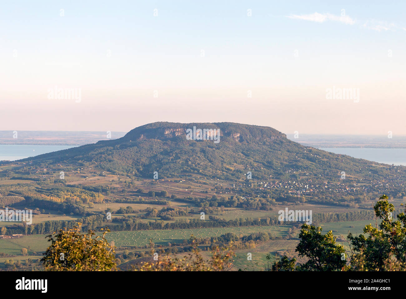 Badacsony vue depuis la montagne de Saint George, à quelques pas du lac Balaton sur une journée d'automne. Banque D'Images