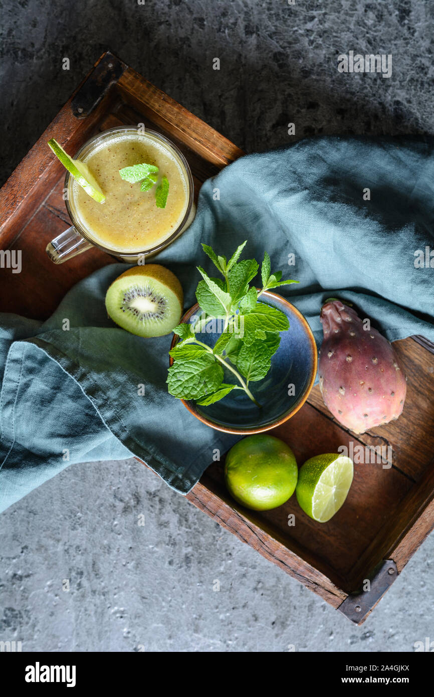 Smoothie kiwi sucré avec le figuier de barbarie et le jus de lime dans un bocal en verre Banque D'Images