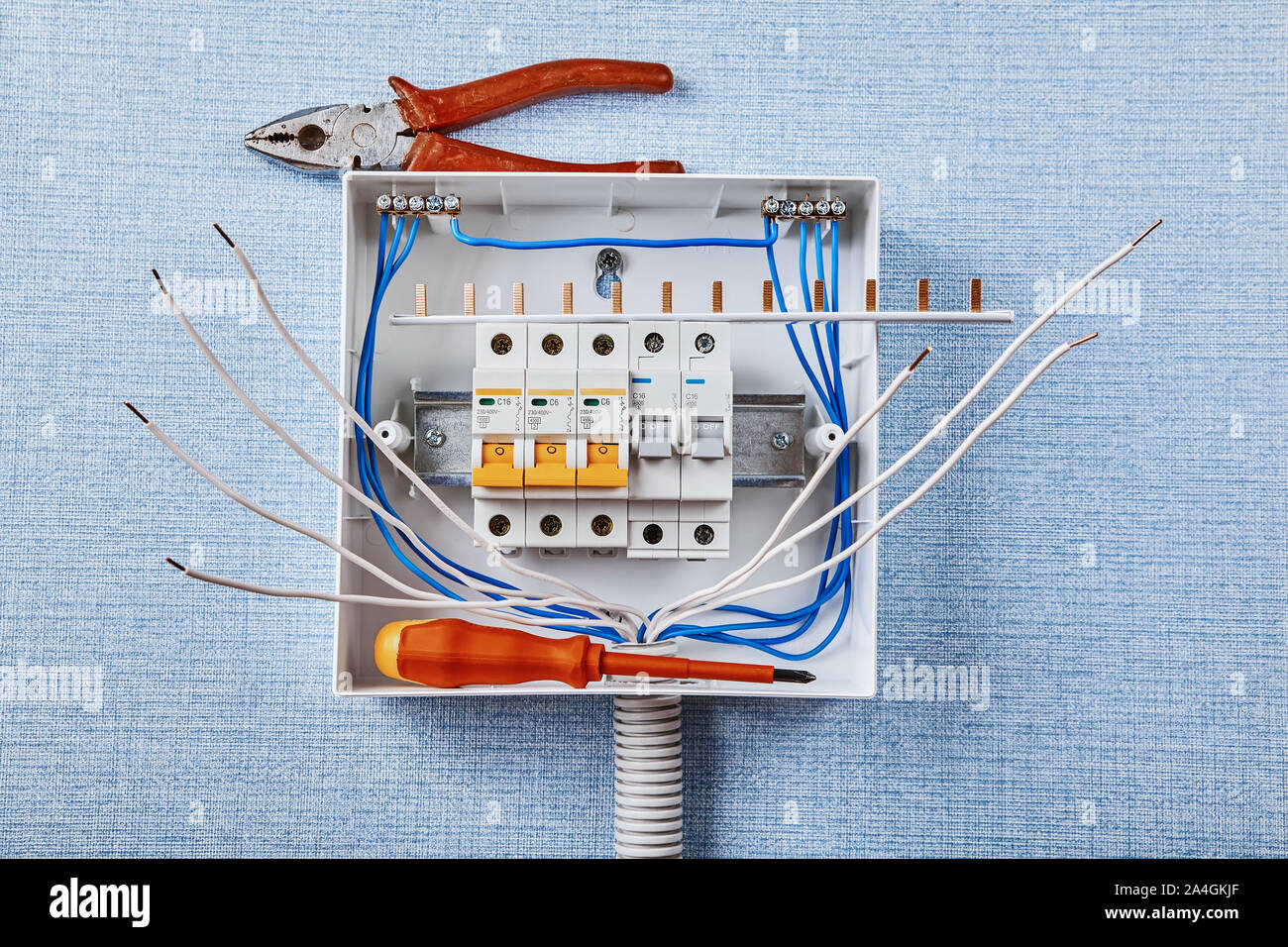 L'installation du panneau électrique du ménage. Disjoncteurs sont logés dans une boîte de disjoncteurs. La protection contre les surintensités dans les systèmes d'alimentation CA. Electrical co... Banque D'Images