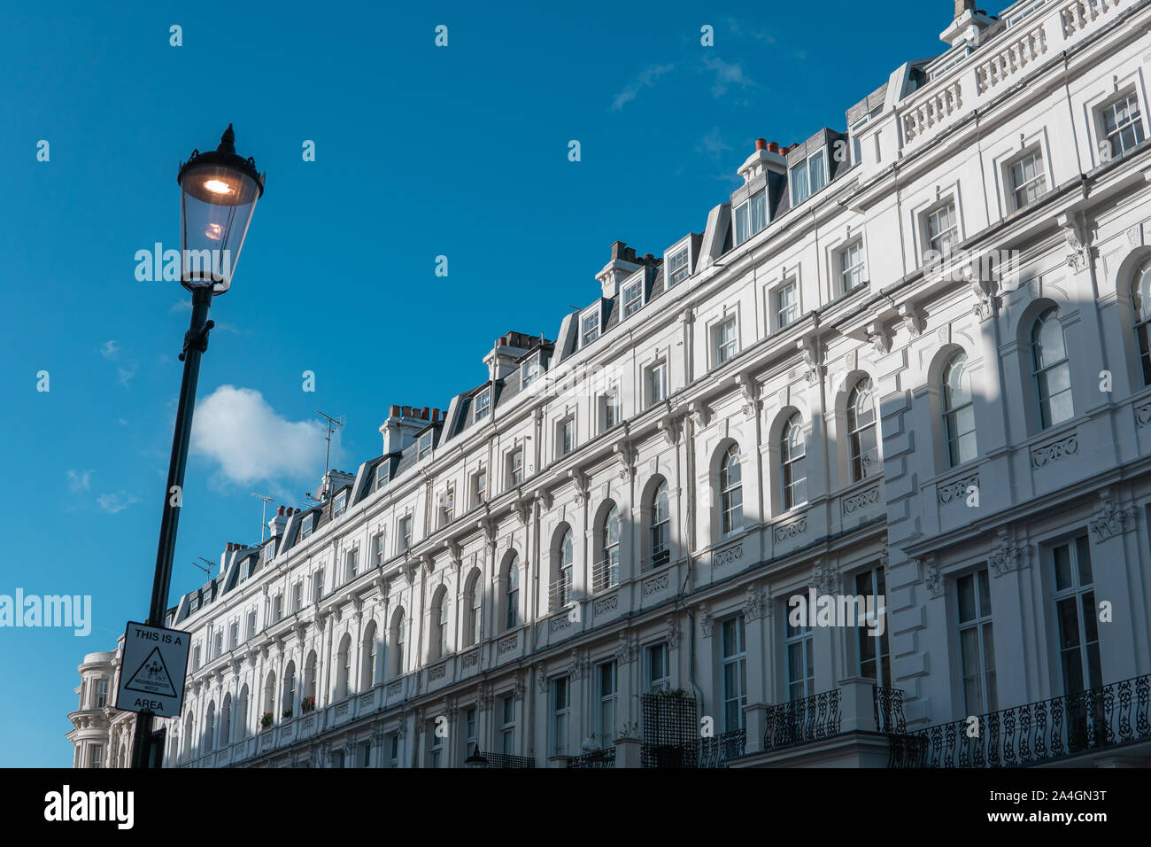 Classic London Street et maisons blanches Banque D'Images