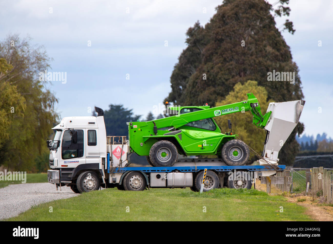 Sheffield, Canterbury, Nouvelle-Zélande, le 14 octobre 2019 : un chargeur utilisée pour remplir un crop duster avion avec engrais sont transportés par camion Banque D'Images